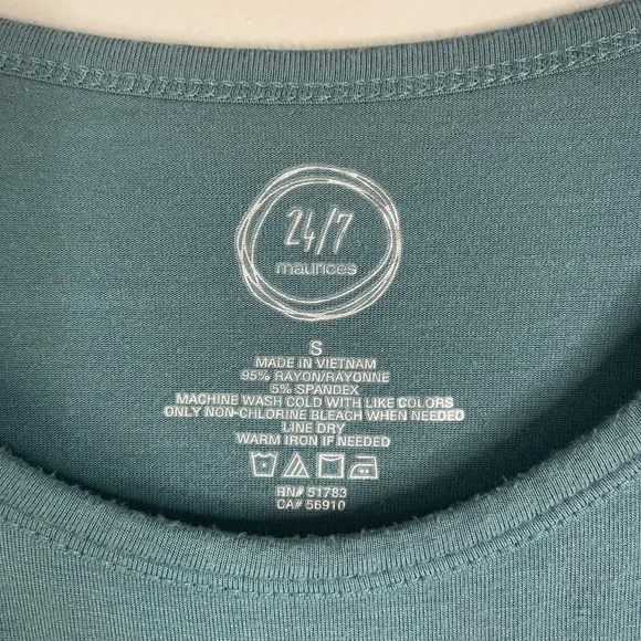 Maurice striped top with 3/4 length sleeve. Has‎ a solid color on top. - Picture 4 of 7